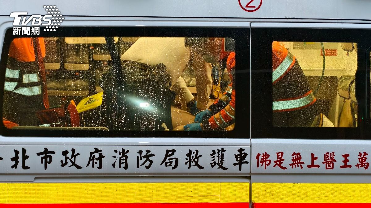 廂型車吳姓駕駛送醫搶救。(圖/陳冠宇攝)