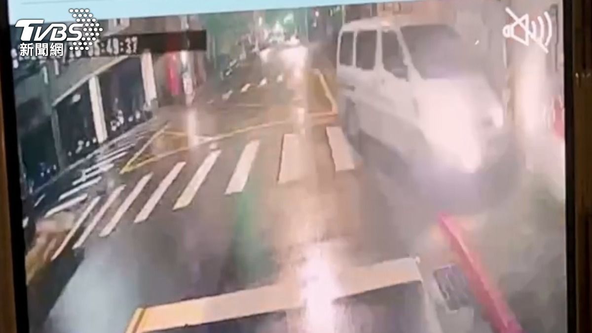 廂型車逆向衝上人行道。(圖/TVBS)