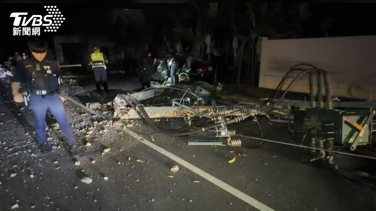 高雄大寮毒駕狂逃撞警車 攔腰撞斷高壓電桿碎石噴滿地