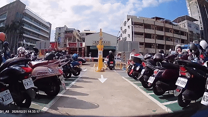 婦人走機車道,被柵欄砸到痛苦的哀嚎聲(圖/翻攝爆料公社)