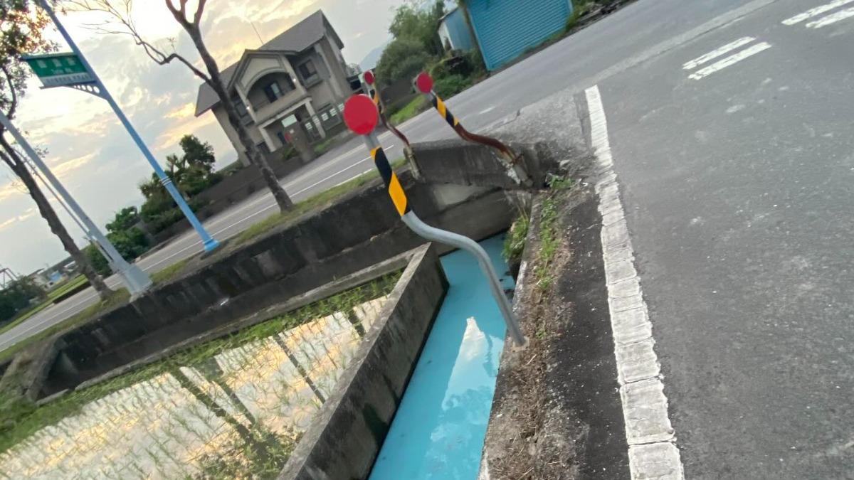 農排突變藍色掀恐慌 稻田就在旁邊 居民憂心農作受害。(圖/網友yryr2_4)