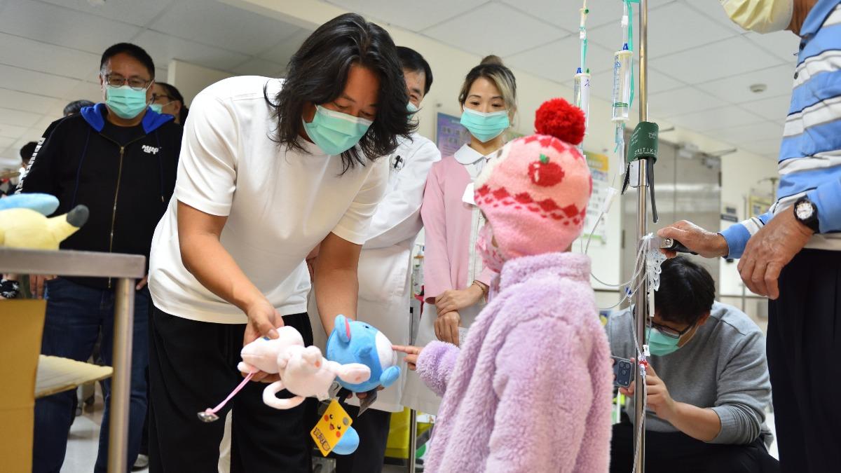 「韓哥」姜成鎬親訪馬偕兒醫，為病童送上小禮物。（圖／馬偕醫院提供）