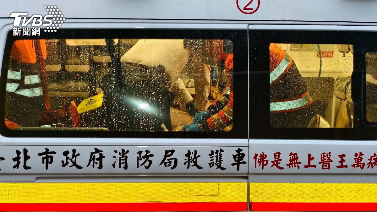 廂型車駕駛當場無呼吸心跳，送醫院搶救2小時仍宣告不治。（圖／陳冠宇攝）