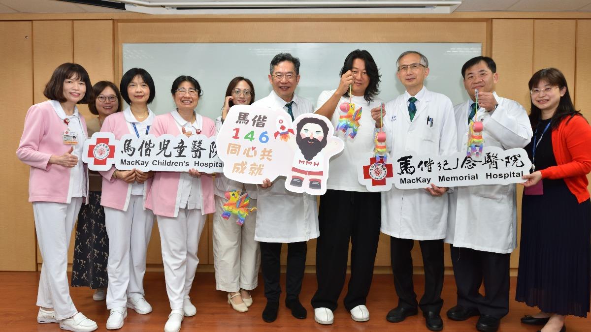姜成鎬與醫療團隊提燈籠慶祝新春。(圖/馬偕醫院提供)