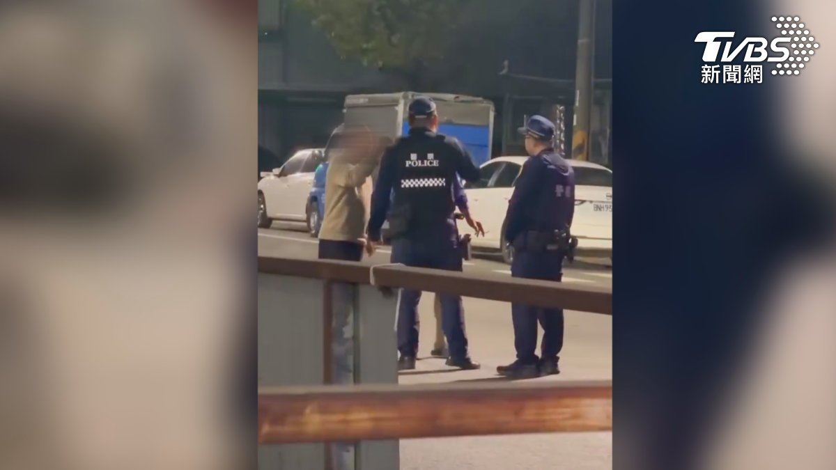 男子酒後要購買紙杯,店員回應的態度讓他相當不滿意,警方到場後,男子情緒相當激動,甚至對員警比手勢、飆罵三字經(圖/翻攝Threads_zx_01.16_)