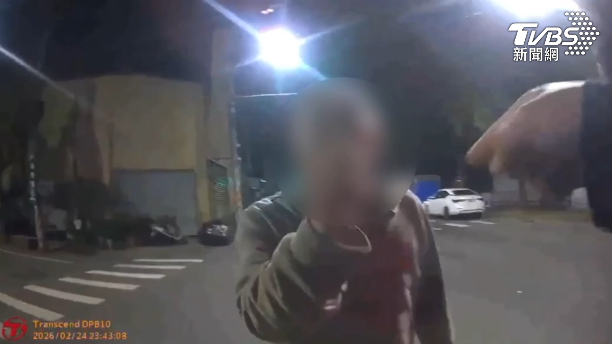男子酒後,深夜街頭鬧到大小聲,員警一刻都不能忍,因為被對方比了動作,甚至還辱罵三字經(圖/TVBS)