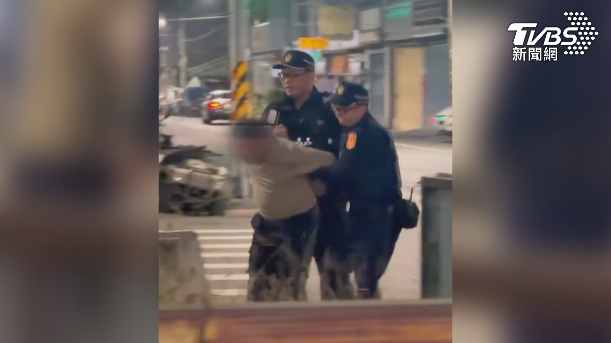 男子口中不斷講著前所長的名字,我認識你們所長,但警方才不吃這套,當場拿出手銬,把他銬起來(圖/翻攝Threads_zx_01.16_)