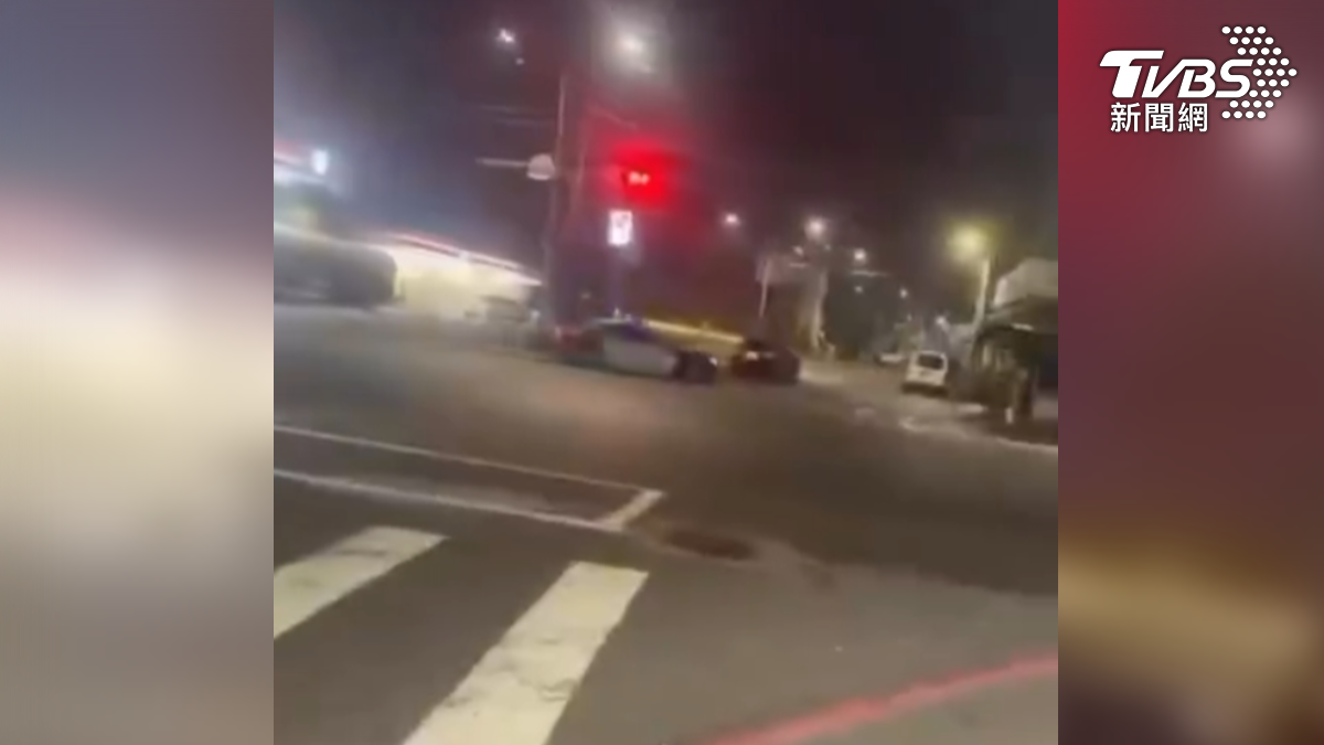 無視紅燈,黑車從路口衝出 馬上迴轉,警車緊緊跟在後方,路過民眾看傻眼(圖/翻攝Threads@_jhen_09_01)
