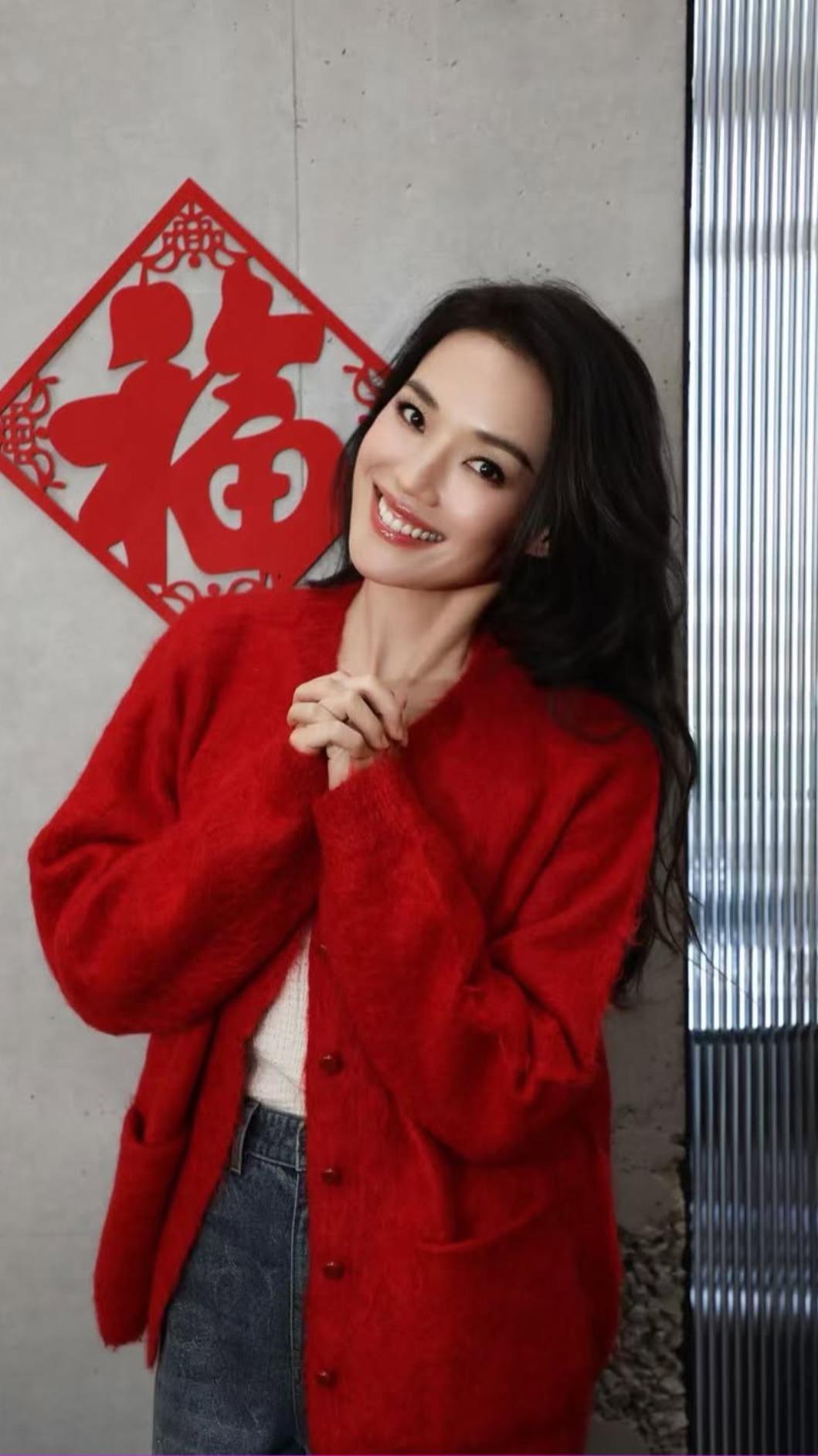 舒淇日前曬出穿紅衣與春聯合影的賀年美照。(圖/翻攝自IG)