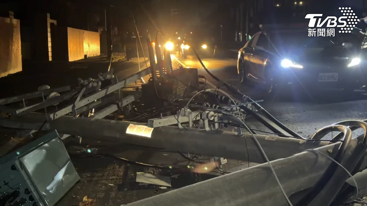 黑色轎車拒檢自撞,撞斷高壓電桿,造成周邊301戶停電,直到上午還再加強搶修(圖/TVBS)