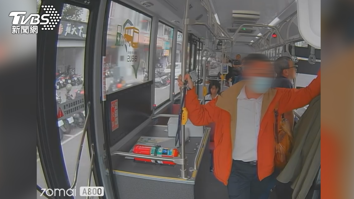 穿橘色外套的男乘客,按了下車鈴不下車,說下一站才要下車,最後還說你如果再廢話的話,我就檢舉你(圖/翻攝爆料公社)