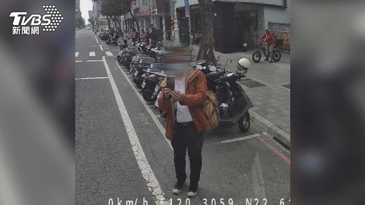 按錯下車鈴的男子下車後,還站在車頭前,拍下公車車牌,向1999檢舉(圖/翻攝爆料公社)