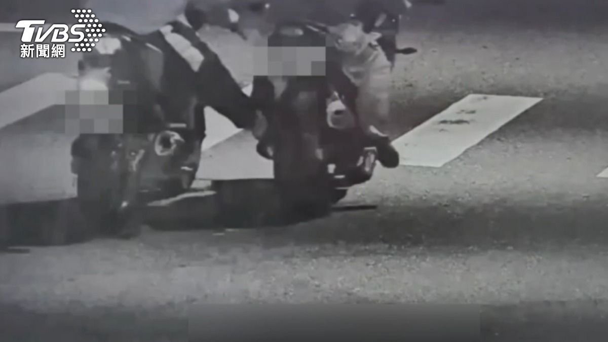 硬要偷!花蓮兩男竊重機 合力「踢車推」超糗過程全被拍