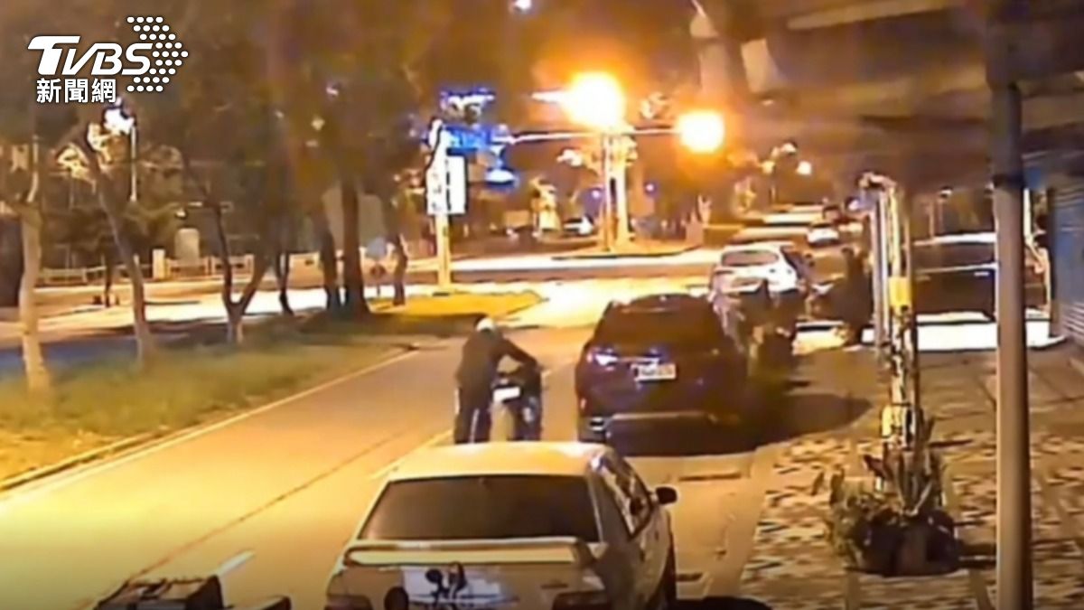 嫌犯偷車路徑全被監視器拍下。(圖/TVBS)