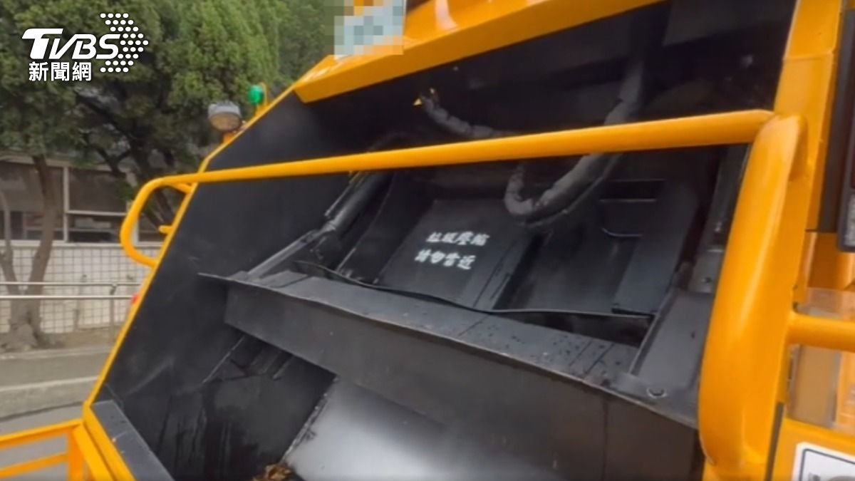 垃圾車清運過程中,疑似垃圾量爆增,導致擠壓,掛勾斷裂。(圖/TVBS)