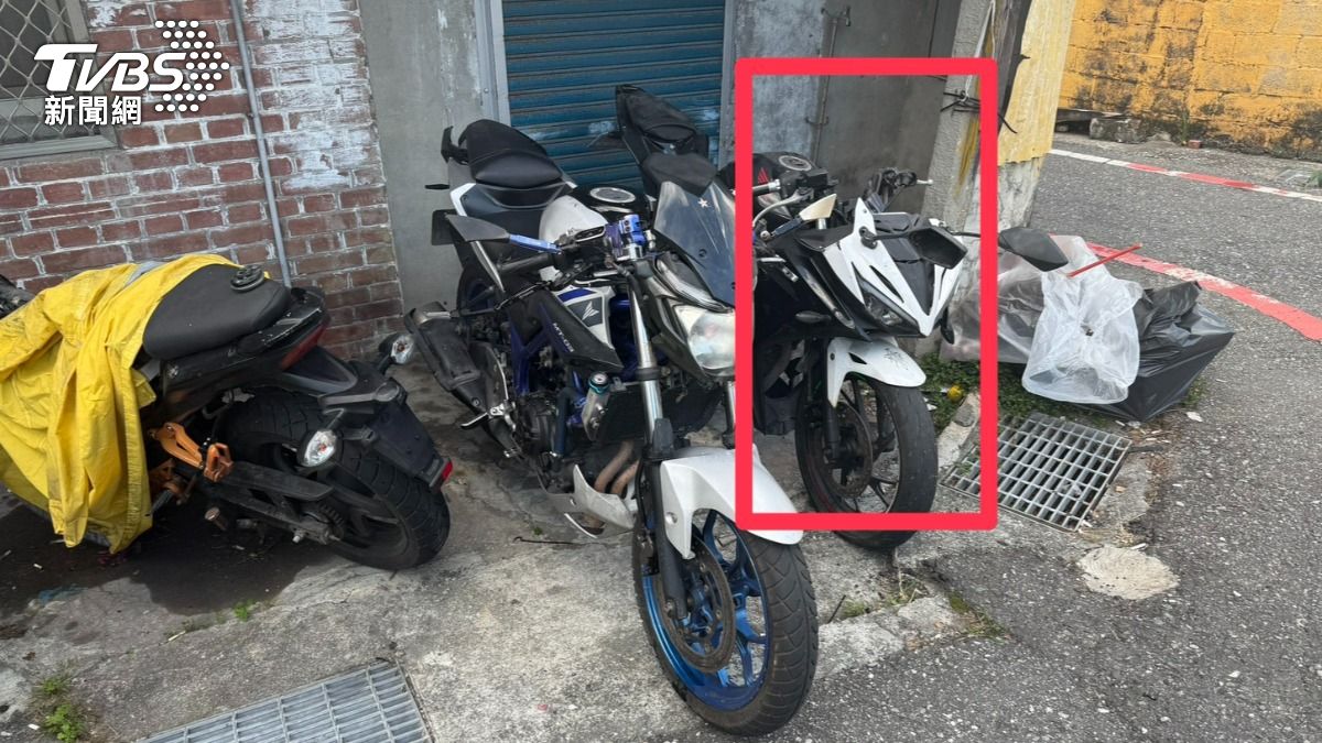 在章嫌住處尋獲遭竊重機。(圖/TVBS)