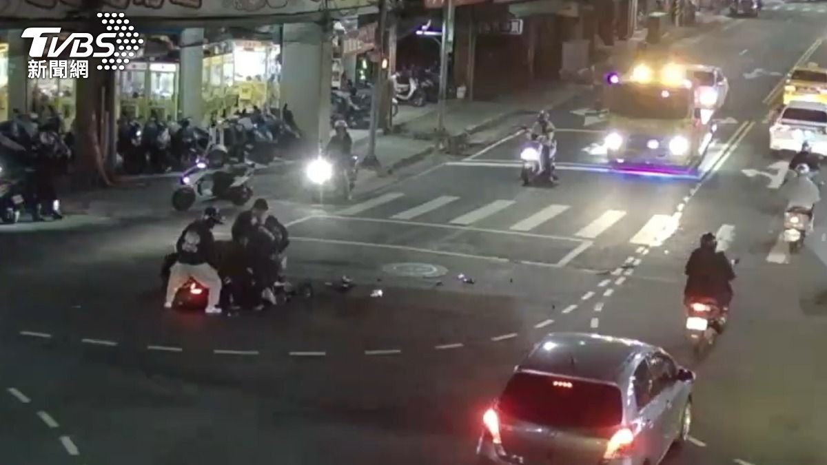 熱心騎士幫忙抬起機車,救起被壓住的2人。(圖/TVBS)