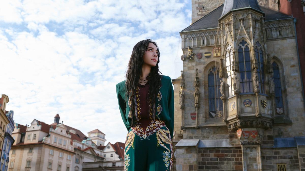 蔡依林重現周杰倫神曲!赴布拉格拍MV 遇到狂奔駿馬