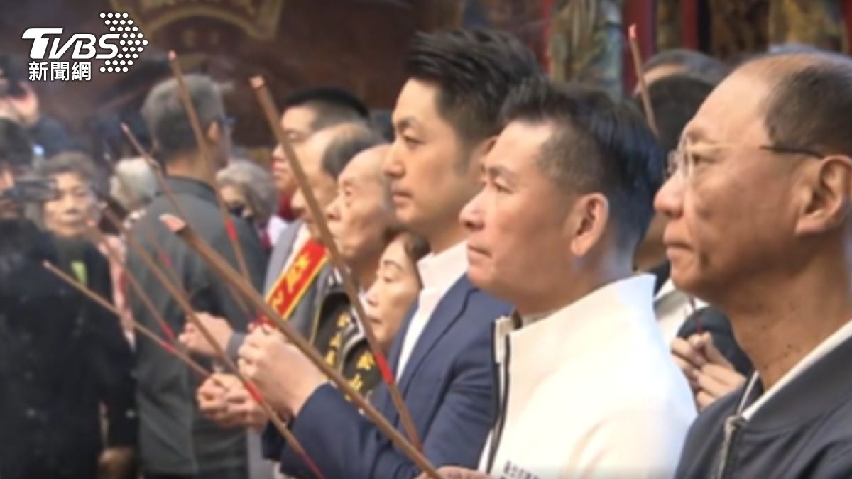 天公生補運日湧人潮! 蔣萬安赴松山奉天宮參拜。(圖/TVBS)