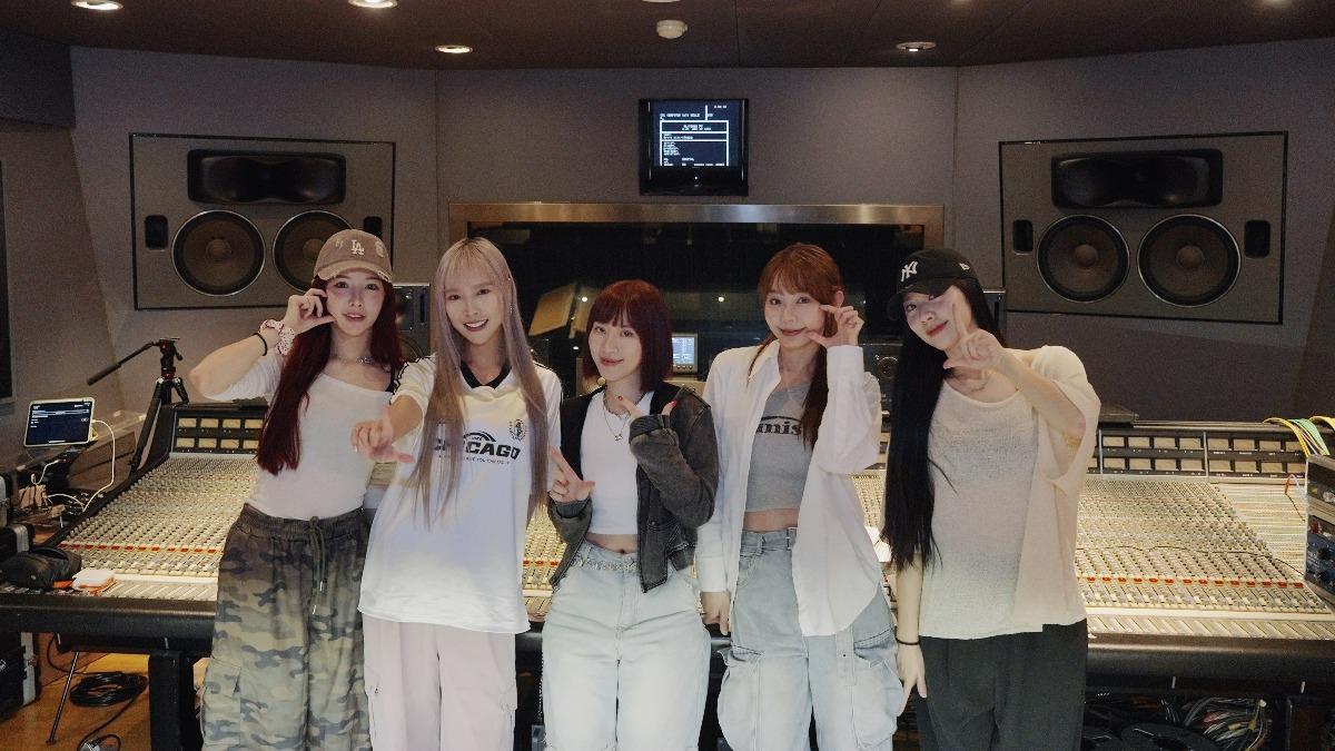 舒涵與LUVSSI成員（左起：菲菲、Rina、舒涵、Yuri、宋宋）。（圖／隻魚娛樂提供）