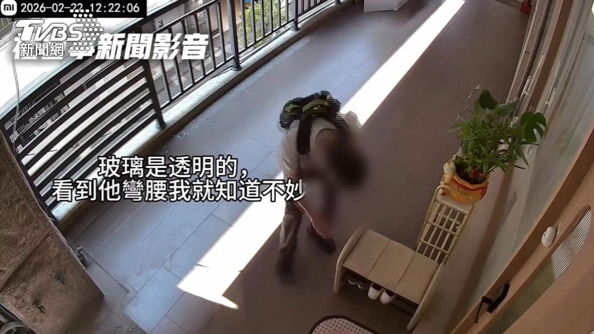 看見男子伸出手觸摸鞋櫃後,便意識到狀況不單純,研判對方很可能意圖偷竊鞋子。(圖/畫面翻攝 社會事新聞影音)