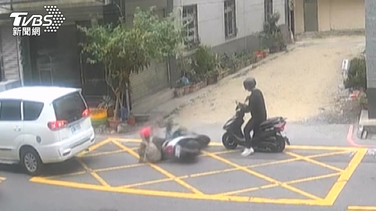 車禍影片事後被上傳至網路，卻引發部分網友質疑婦人是假摔。(圖／警方提供)