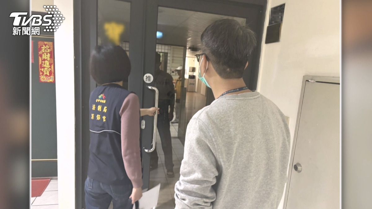 拖吊糾紛業者「辦公室全黑」消保官吃閉門羹。(圖/TVBS)
