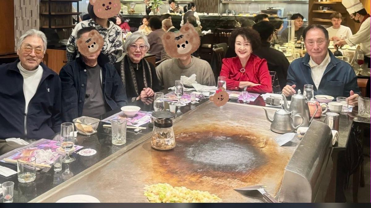 金漢(左)與凌波(左三)這趟返台和韓湘琴夫妻聚餐。(圖/翻攝臉書)