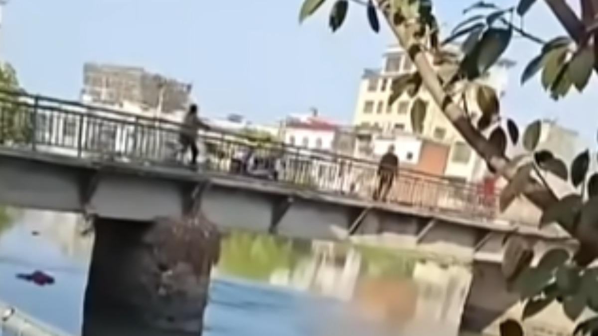 夫妻爭執釀悲劇!男「抱兒丟河中」妻跳水救人。(圖/微博)