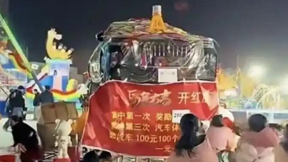 山東男子花2萬5台幣,在套圈圈遊戲套中最大獎豪華轎車2年使用權,老闆瞬間變臉不認帳。(圖/微博)