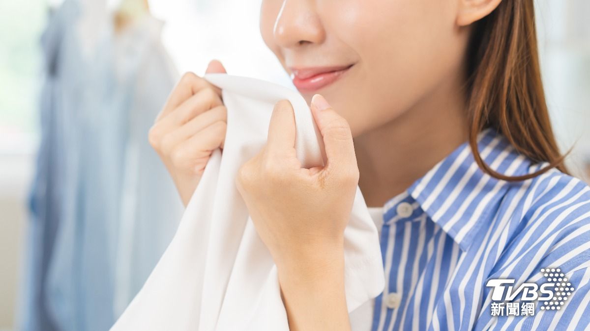 新竹一名女性闖入鄰居男子的房間狂聞衣褲，她辯稱，自己只是找異味。（示意圖／shutterstock達志影像）