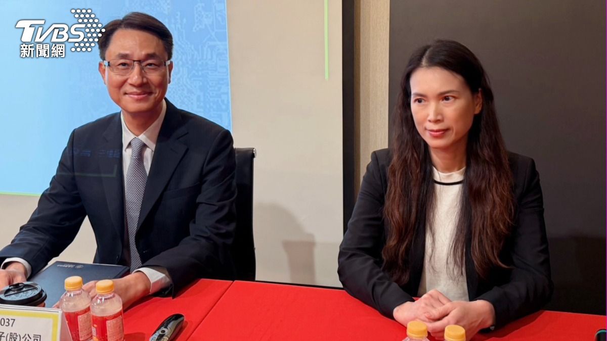 欣興(3037)發言人財務資深副總鍾明峰(左)、資深副總行銷長楊筑華(右)。(圖/謝佩穎攝)