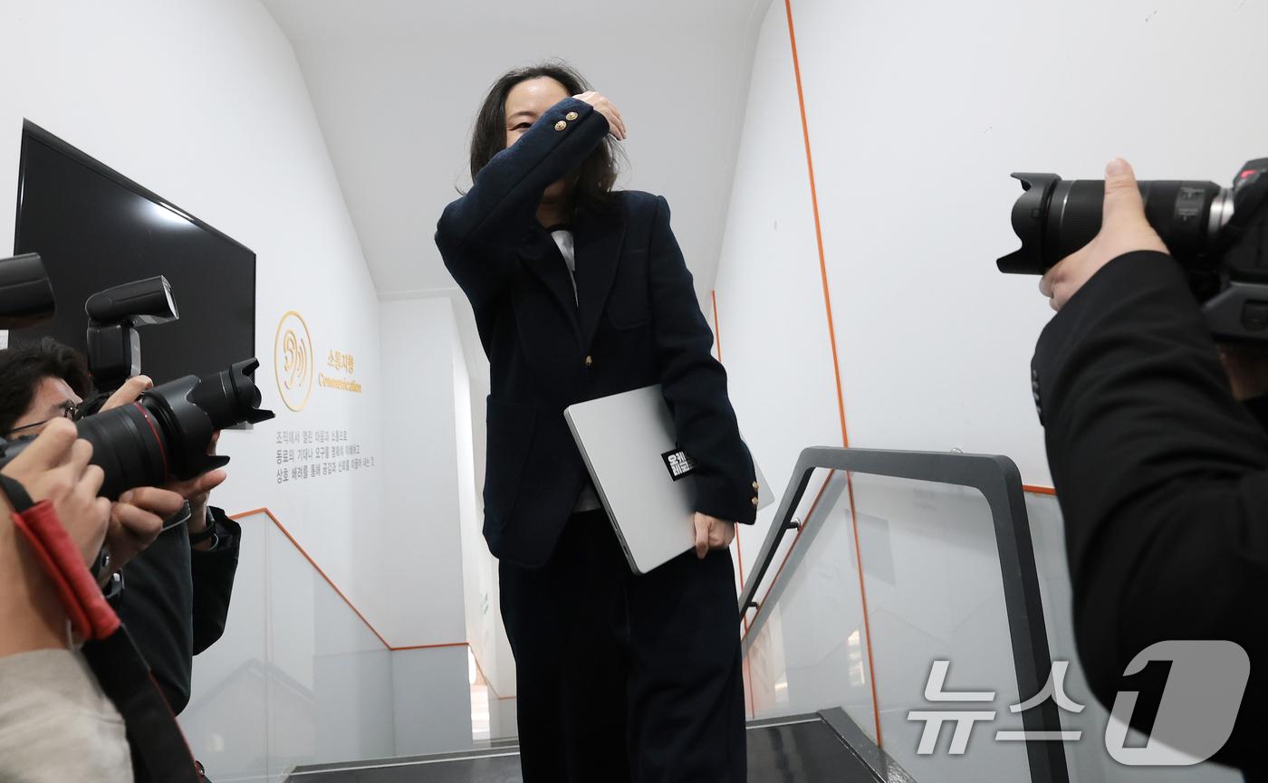 閔熙珍記者會遲到,遮著臉現身,面對媒體似乎很害羞。(圖/news1提供)