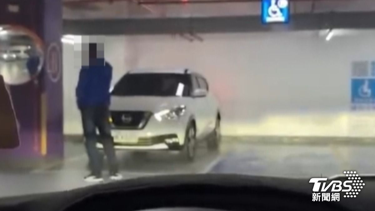 目擊男子於室內停車場抽菸！民眾檢舉受阻，控賣場、環保局互推責任。（圖／TVBS）