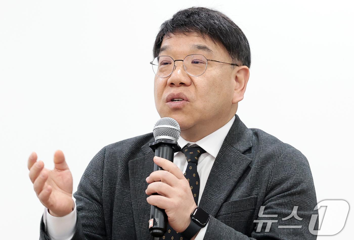 留下律師金善雄獨自面對媒體,希望他鐘點費拿得夠。(圖/news1提供)