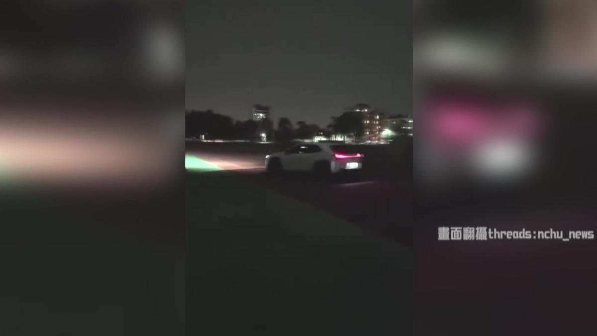 「這裡不是賽道」!休旅車闖大學操場蛇行 駕駛辯稱低血糖誤闖。(圖/Threads nchu_news)