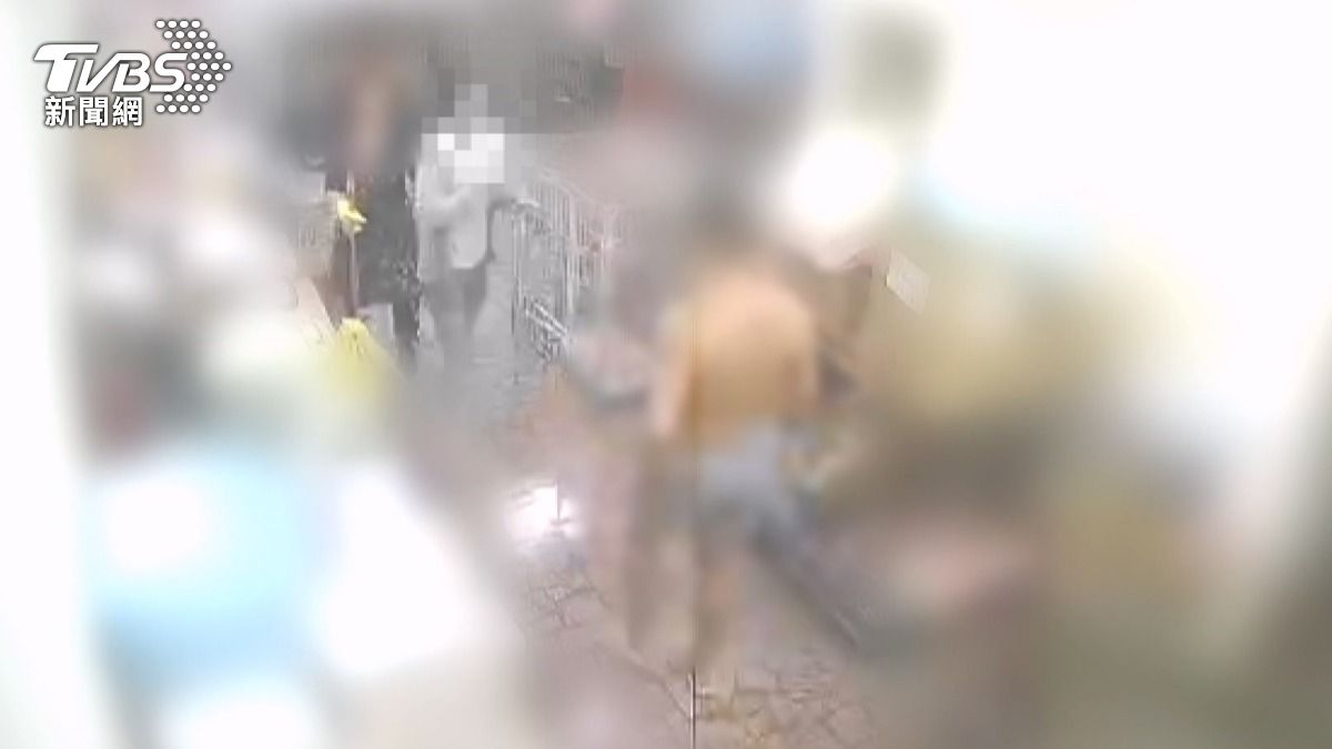 「我不要被打了！」少女求饒畫面曝　犬舍負責人扯髮施暴遭通報。(圖／TVBS)