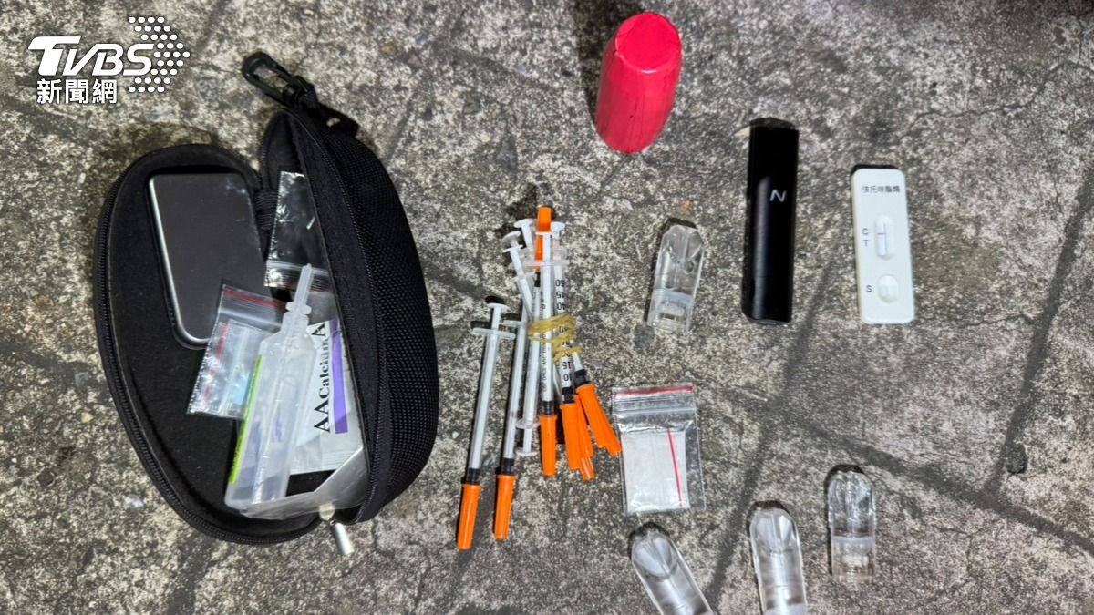 副駕手持電子煙露餡！警搜出「喪屍煙彈」，3人當場落網。（圖／TVBS）
