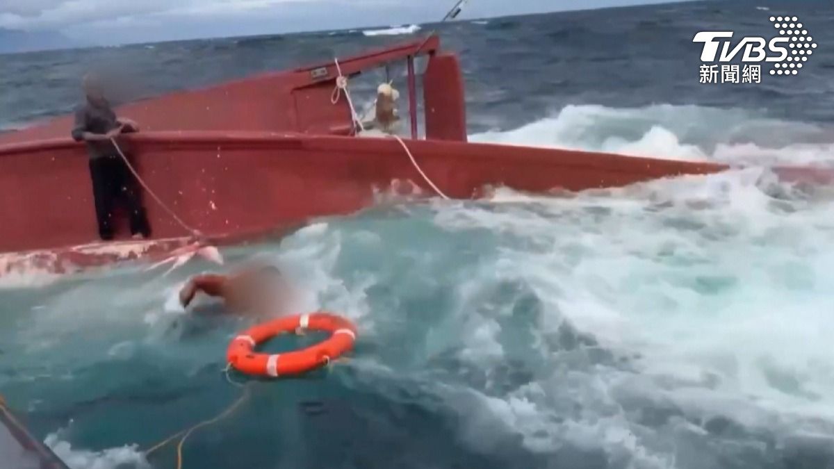 台東外海漁船翻覆,海巡到場目擊3人被海水拍打,情況一度危急。(圖/TVBS)