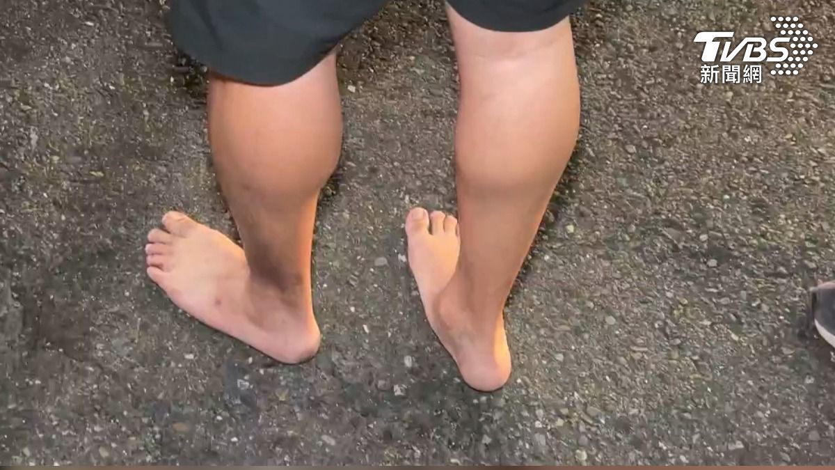 屋主當時連鞋子都來不及穿，趕緊跑到樓上陽台打電話求救。（圖／TVBS）