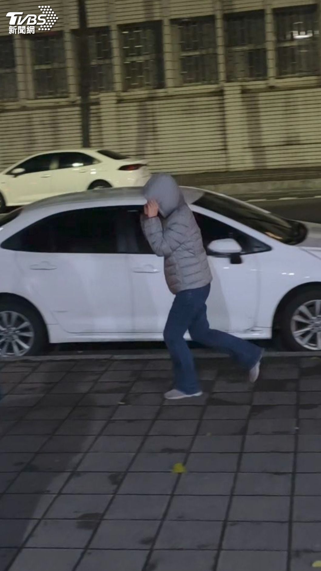張美蘭走出北檢時一直閃避鏡頭,甚至不知計程車在哪裡,直到謝益宏呼喊她才小跑步上車,二人一同搭車離開。(圖/陳冠宇攝)