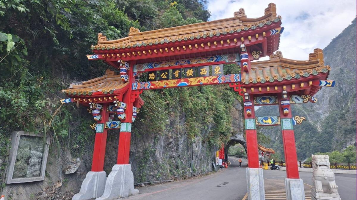 太魯閣牌樓華麗變身 國寶師傅親操刀