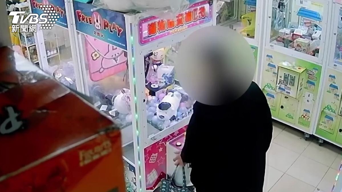 娃娃機店竊賊「聽音嫌錢少」轉身走人！　機主全程目睹報警逮人