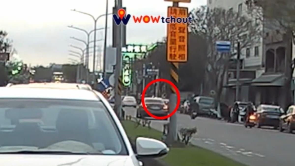 小客車駕駛飆速行駛畫面曝。(圖/翻攝自@wowtchout)
