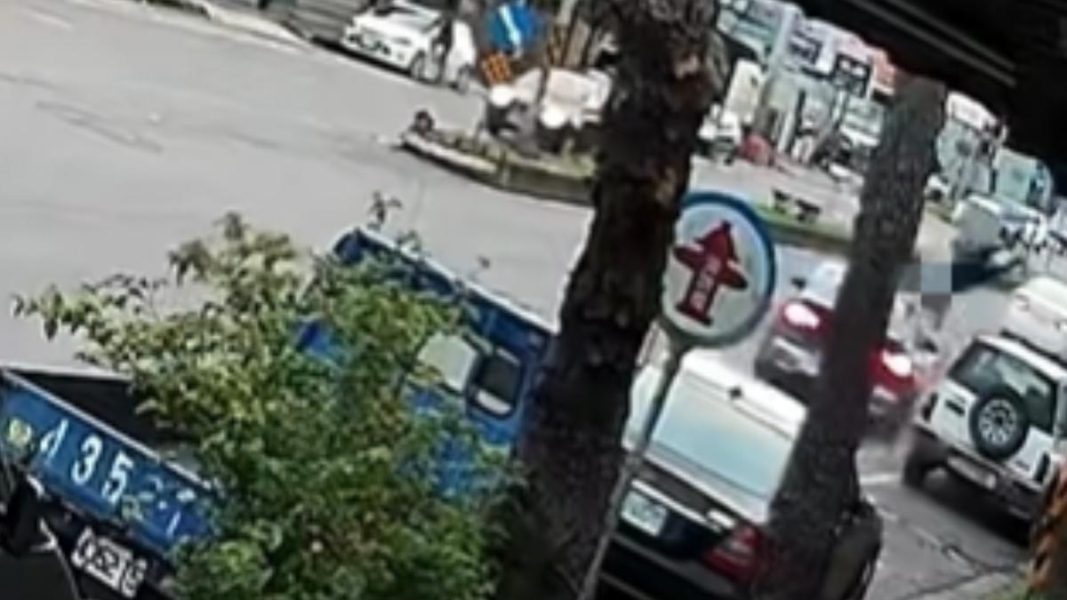 一名女騎士當場被撞飛懸空。(圖/民眾授權提供)