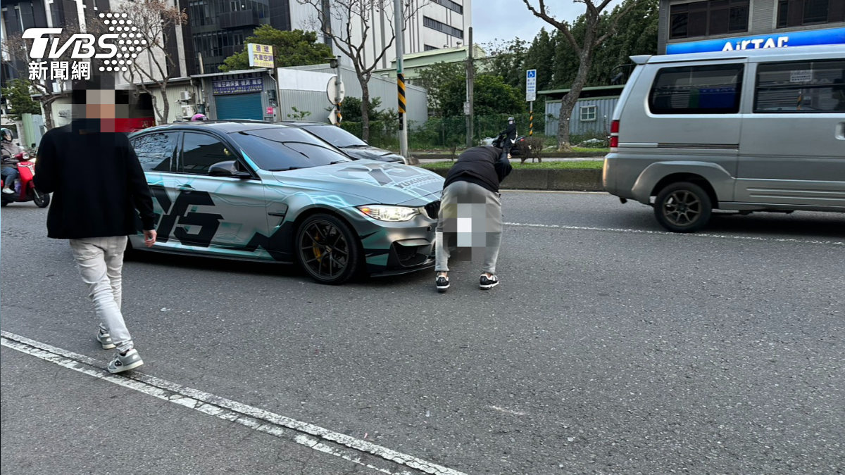 一名男子借用友人車輛,竟掛假牌上路。(圖/TVBS)