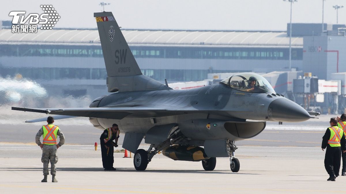 南韓空軍一架F-16C戰鬥機在週三夜間訓練時墜毀引發山林大火。(示意圖片/達志影像路透社)