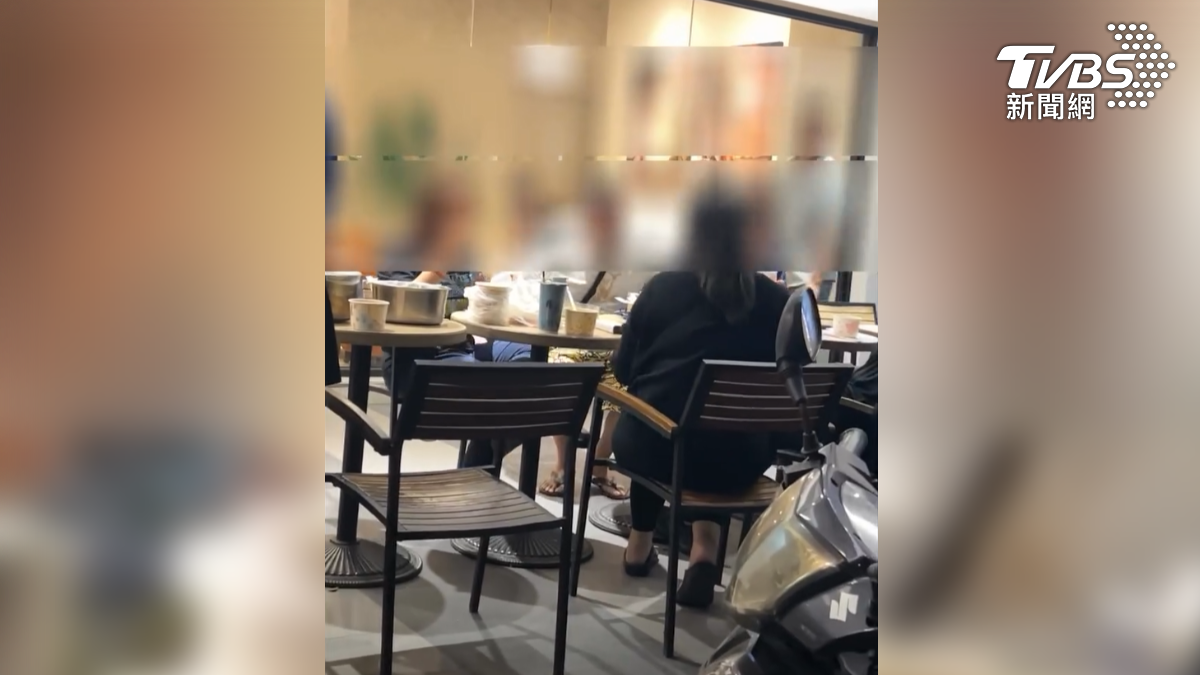 連鎖咖啡店的座位區,一群人在戶外開心的吃鍋,吃吃喝喝長達3小時,甚至一次佔用了6個位置(圖/翻攝Threads)