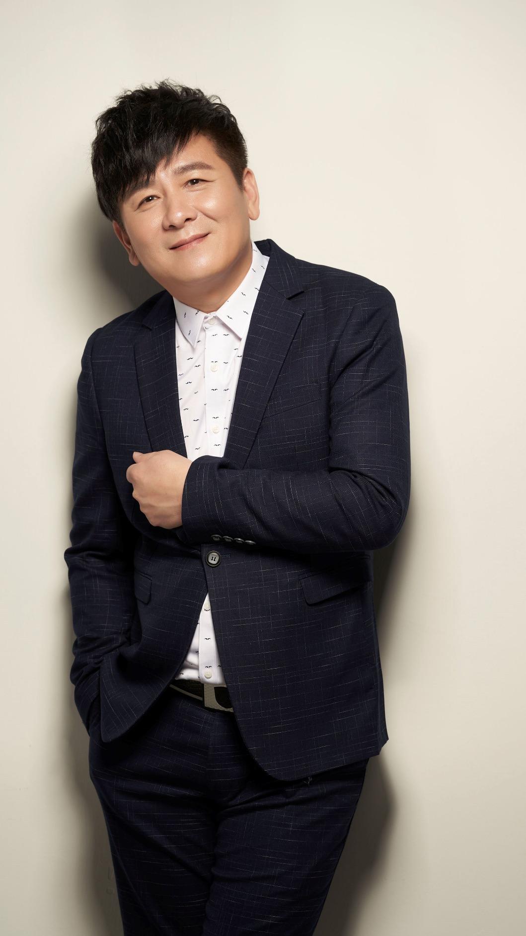 劉家榮身兼CEO與歌手,宣布將退居幕後。(圖/大立電視提供)