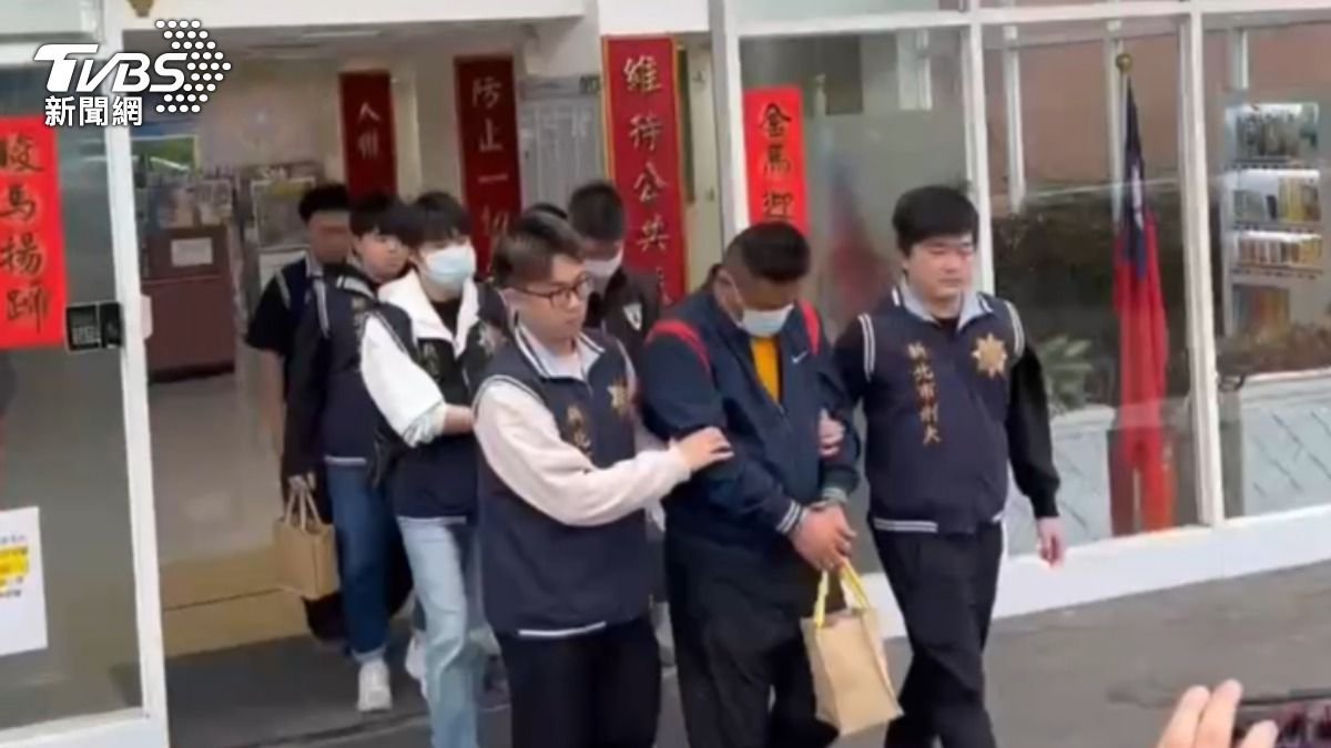 張男等4名主嫌訊後依毒品、電業法移送地檢署偵辦。（圖／TVBS）